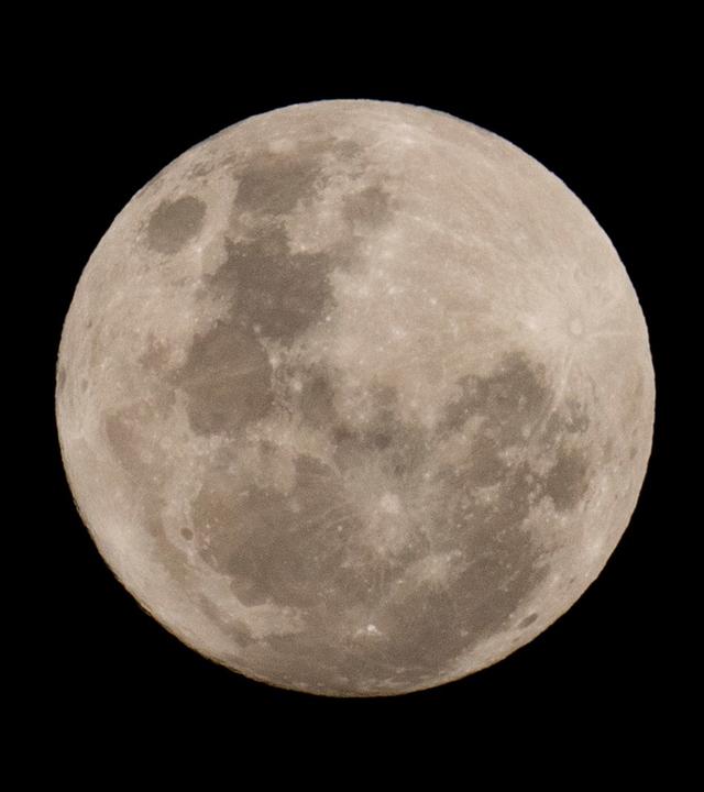 Ein „Blue Moon“ geht am San Jose de Maipo am Rande der chilenischen Hauptstadt Santiago auf.