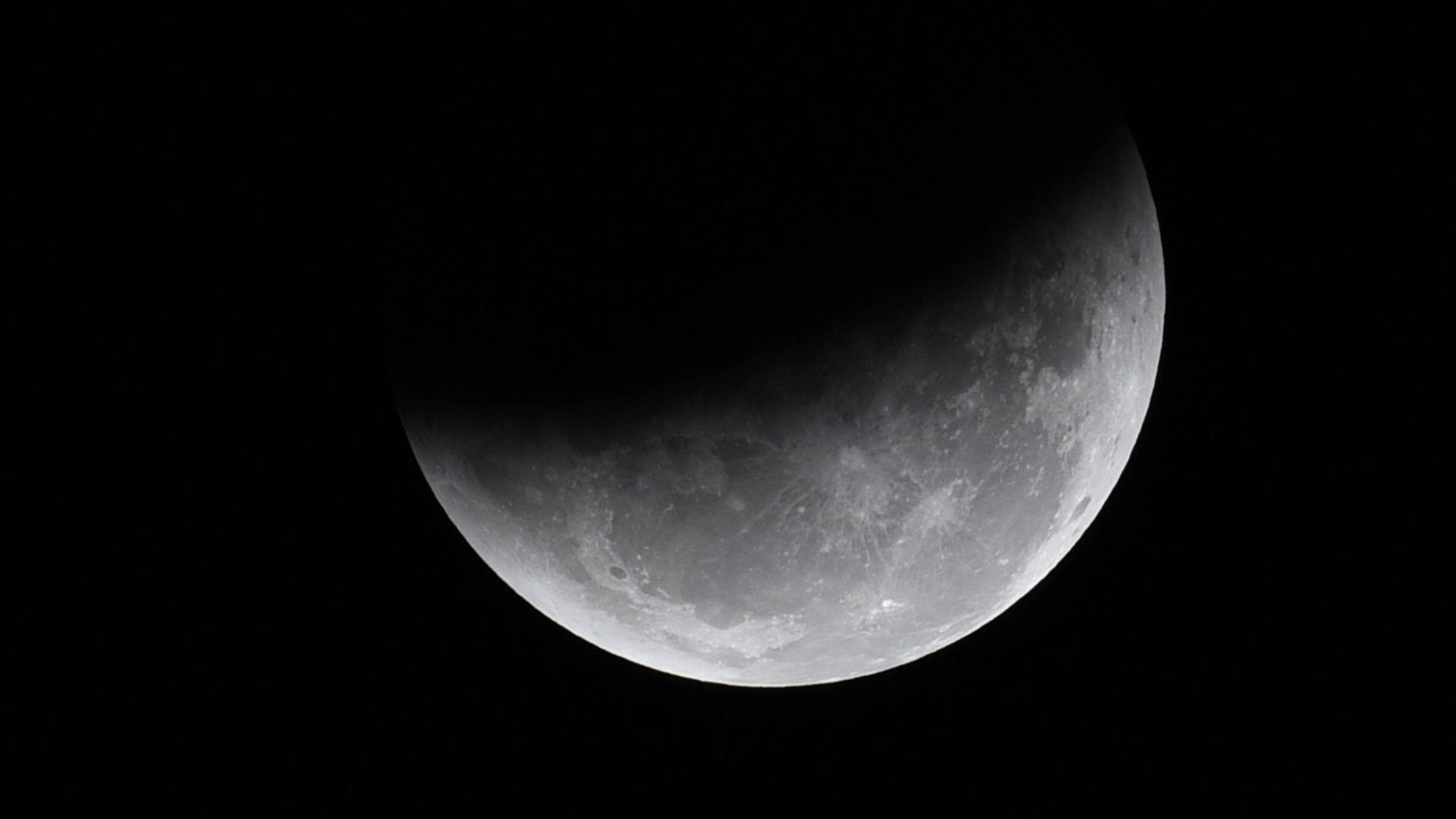 Der Mond über Melbourne kurz vor einer totalen Mondfinsternis im November 2022.