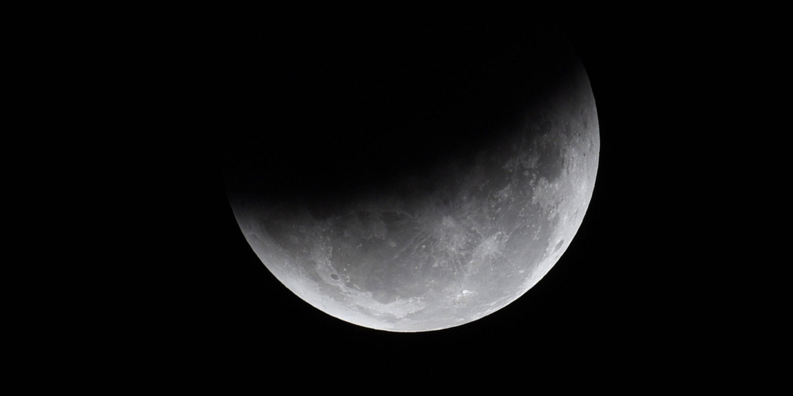 Der Mond über Melbourne kurz vor einer totalen Mondfinsternis im November 2022.