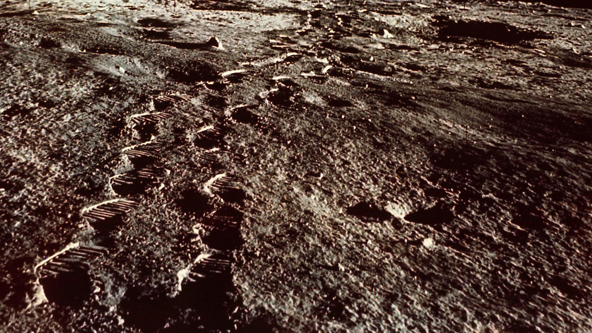 Spuren im Mondstaub