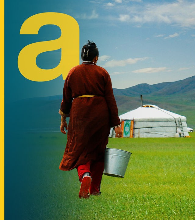 Eine Frau in einer mongolischen Steppe