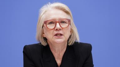 Die Wirtschaftsweise Monika Schnitzer spricht bei einer Veranstaltung in Berlin.