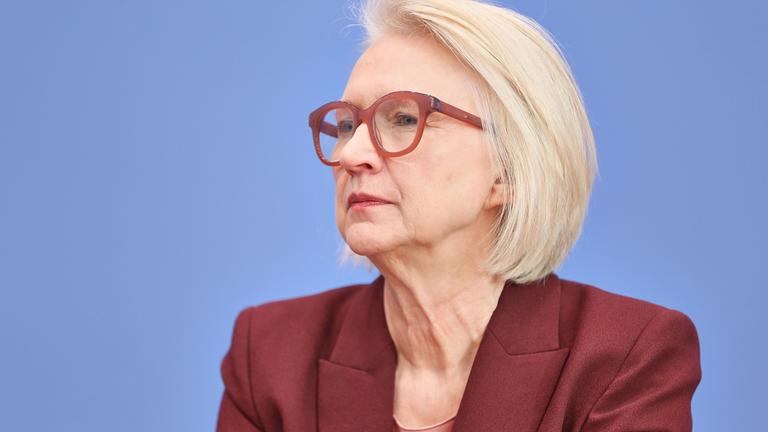 Bundespressekonferenz: Vorstellung des Jahresgutachtens 2025/26 - Sachverständigenrat zur Begutachtung der gesamtwirtschaftlichen Entwicklung: Monika Schnitzer am 12.11.2025 in Berlin.