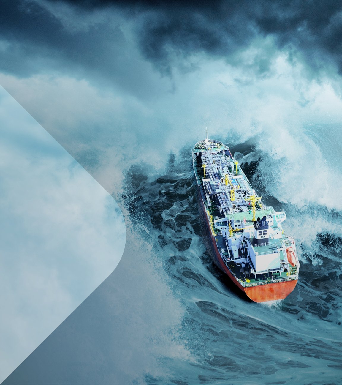 Ein Schiff auf dem Meer gerät durch eine hohe Welle von links in Schieflage.