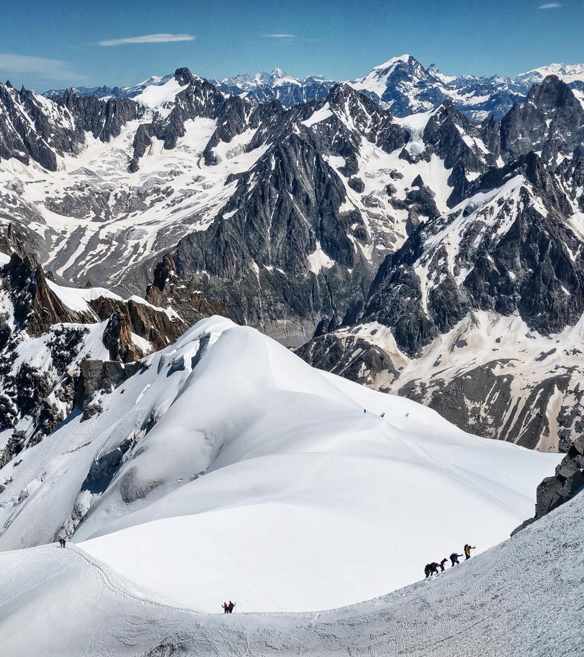 Kletterer auf dem Weg zum Mont Blanc an der französisch-italienischen Grenze.