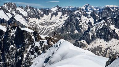 Kletterer auf dem Weg zum Mont Blanc an der französisch-italienischen Grenze.