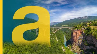 Djurdjevica Tara Brücke ist eine Betonbogenbrücke über den Fluss Tara im Norden Montenegros