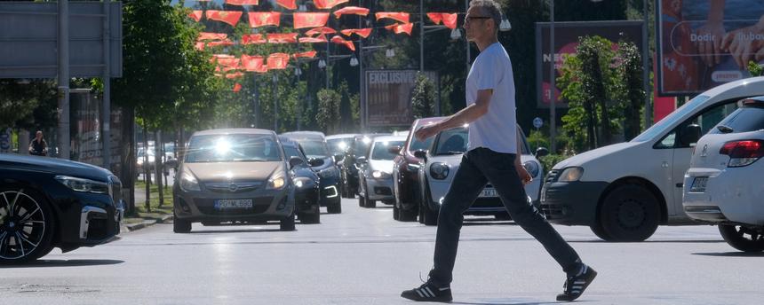 Podgorica, Montenegro: Ein Mann geht über eine Straße, über der viele Nationalflaggen aufgehängt sind. (Archivbild)