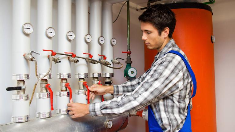 Die bisherige Heizung weiterlaufen lassen oder eine neue einbauen? Dieser Frage müssen sich viele Verbraucher nun früher stellen.