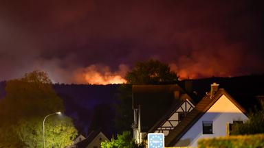  Blick von dem Ortsteil Monschau-Kalterherberg auf die belgische Seite, wo das Hohe Venn in Flammen steht.