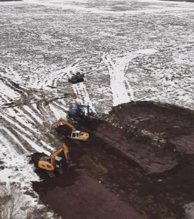 Große Felder werden von Baggern umgegraben