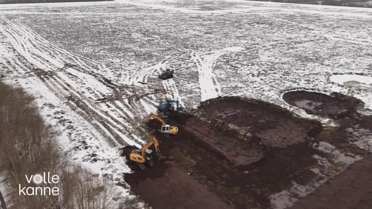 Große Felder werden von Baggern umgegraben