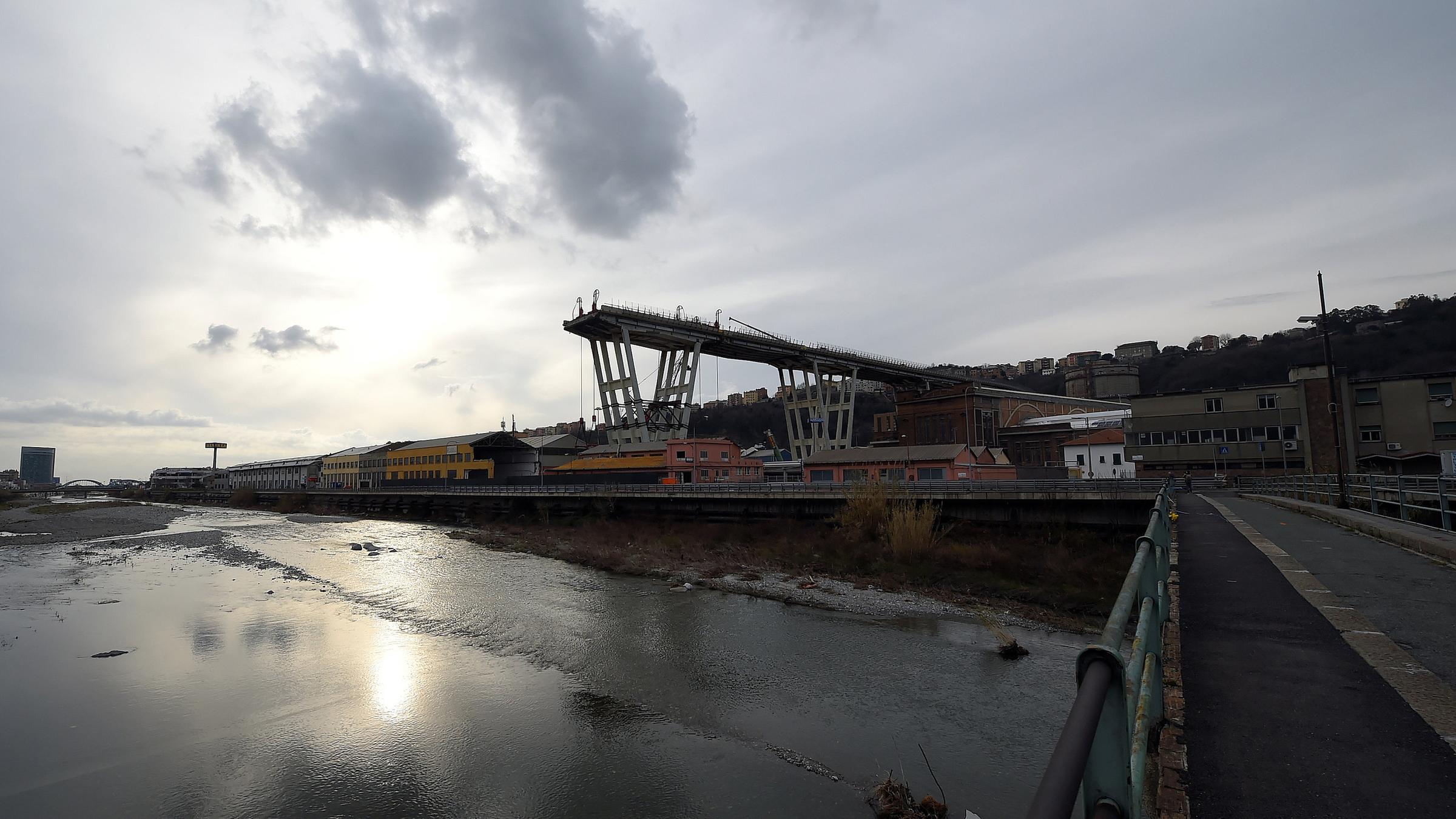 Abenstimmung an der Morandi-Brücke