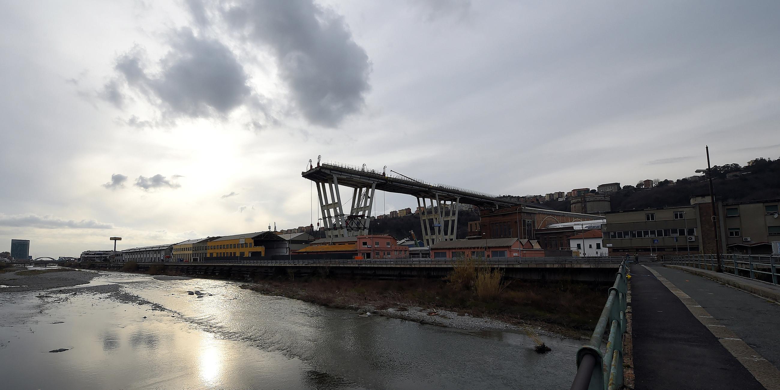 Abenstimmung an der Morandi-Brücke