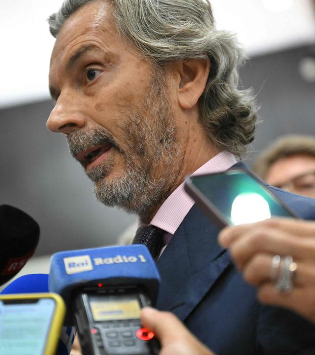 Giovanni Accini, Anwalt des Ex-Managers, spricht nach Urteilsverkündung zu der Presse. Insgesamt wurden 32 der 57 Angeklagten schuldig gesprochen.