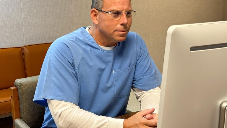 Ein vom California Department of Corrections zur Verfügung gestelltes Handout-Foto zeigt Erik Menendez, am 21. 8. 2025 