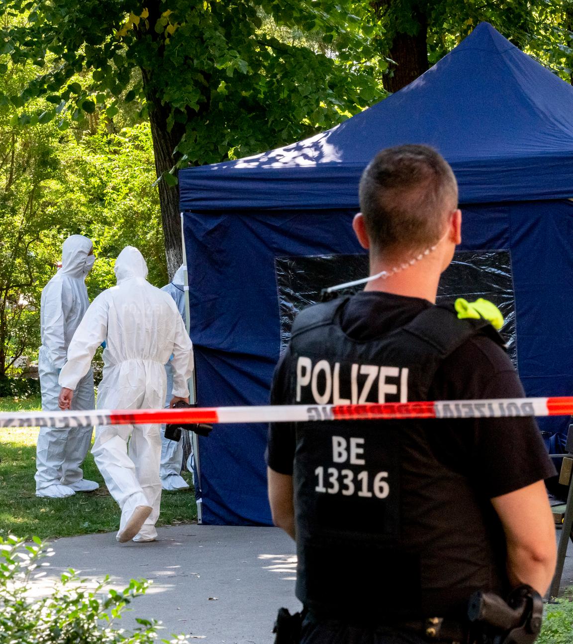 Beamte der Spurensicherung sichern in einem Faltpavillon Spuren am Tatort im Berliner Tiergarten am 23.08.2019.