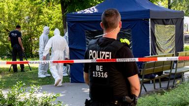 Beamte der Spurensicherung sichern in einem Faltpavillon Spuren am Tatort im Berliner Tiergarten am 23.08.2019.