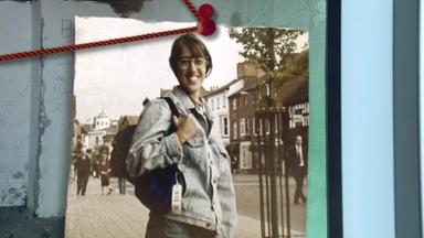 Es ist ein Bild von Amy Lopez zu sehen mit Jeansjacke und Rucksack. 
