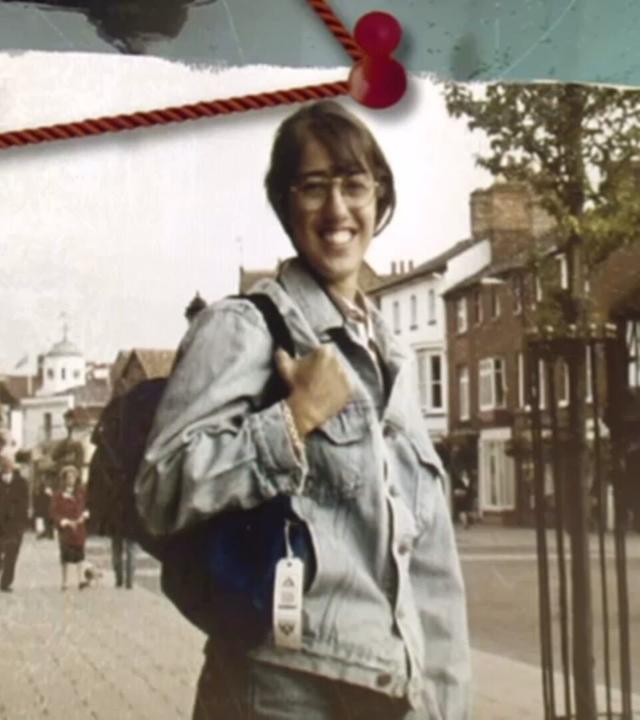 Es ist ein Bild von Amy Lopez zu sehen mit Jeansjacke und Rucksack. 