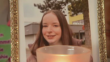 Ein Foto der getöteten Marie Sophie in einem golden Bilderrahmen