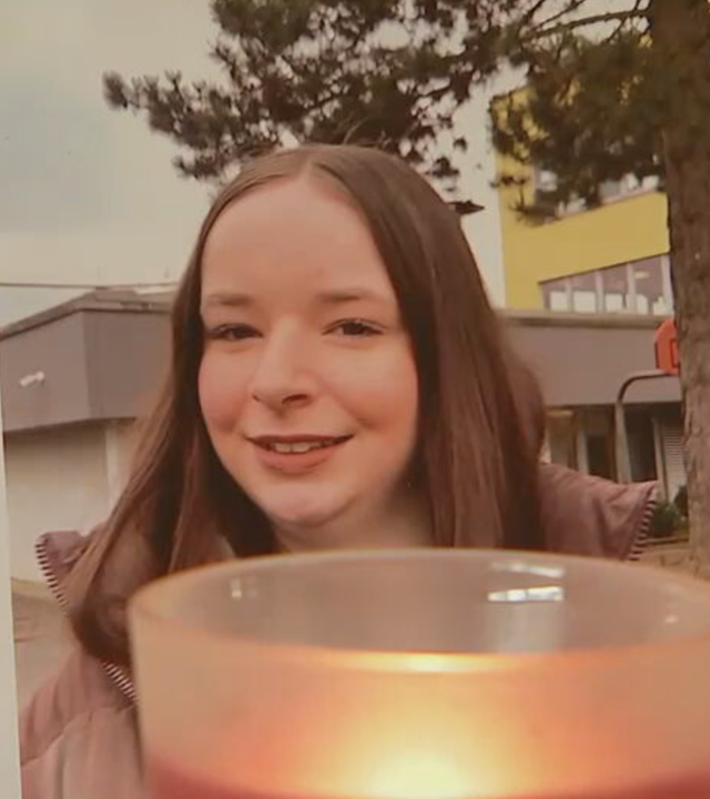 Ein Foto der getöteten Marie Sophie in einem golden Bilderrahmen