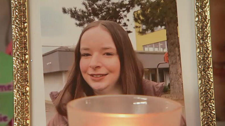 Ein Foto der getöteten Marie Sophie in einem golden Bilderrahmen