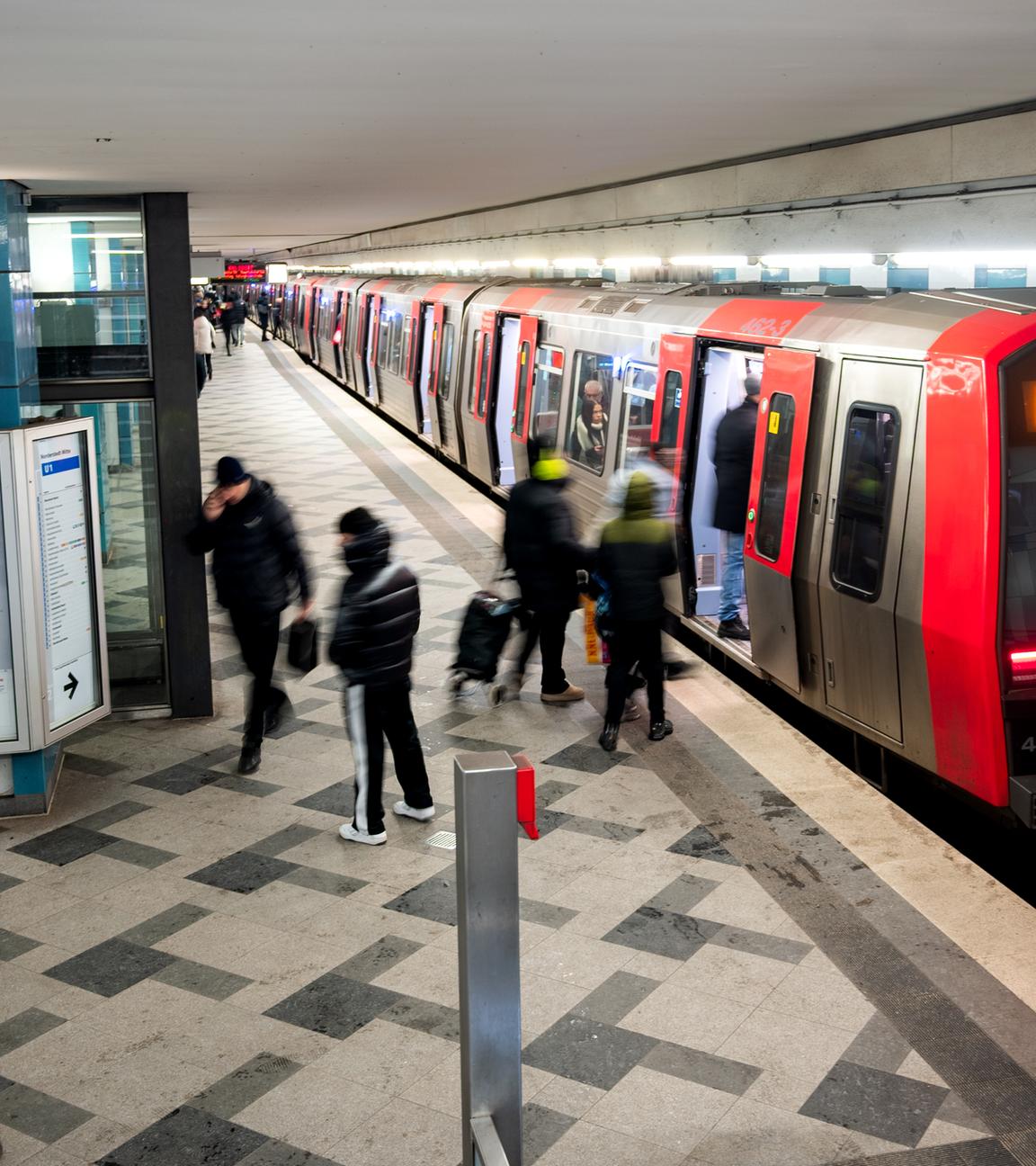 Hamburg: Eine U-Bahn steht im Bahnhof Wandsbek-Markt (Symbolbild.