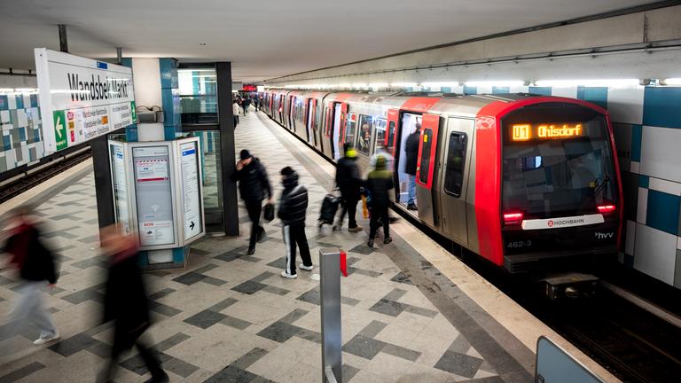 Hamburg: Eine U-Bahn steht im Bahnhof Wandsbek-Markt (Symbolbild.