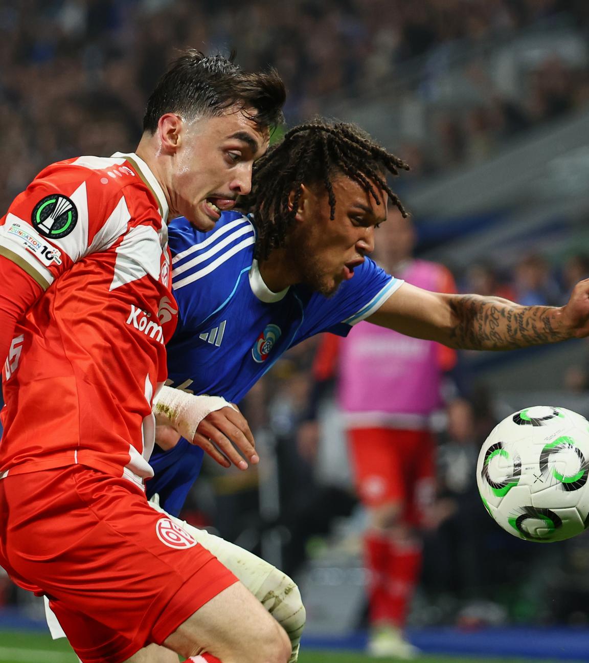 Der Mainzer Paul Nebel im Duell mit Straßburgs Diego Moreira um den Ball