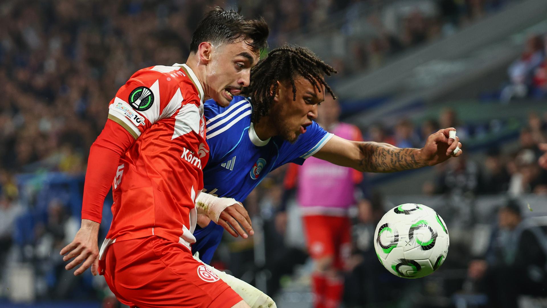 Der Mainzer Paul Nebel im Duell mit Straßburgs Diego Moreira um den Ball