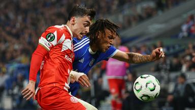 Der Mainzer Paul Nebel im Duell mit Straßburgs Diego Moreira um den Ball