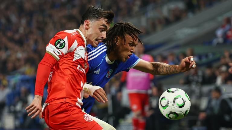 Der Mainzer Paul Nebel im Duell mit Straßburgs Diego Moreira um den Ball