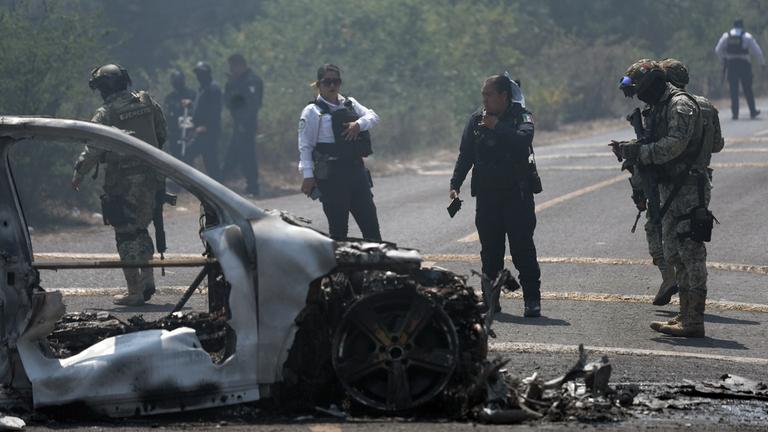 Polizeibeamte und Angehörige der Armee im Einsatz: Ein Fahrzeug wurde nach dem Tod von "El Mencho" von mutmaßlichen Mitgliedern der organisierten Kriminalität in Brand gesetzt, in Morelia, Mexiko, am 22.02.2026.