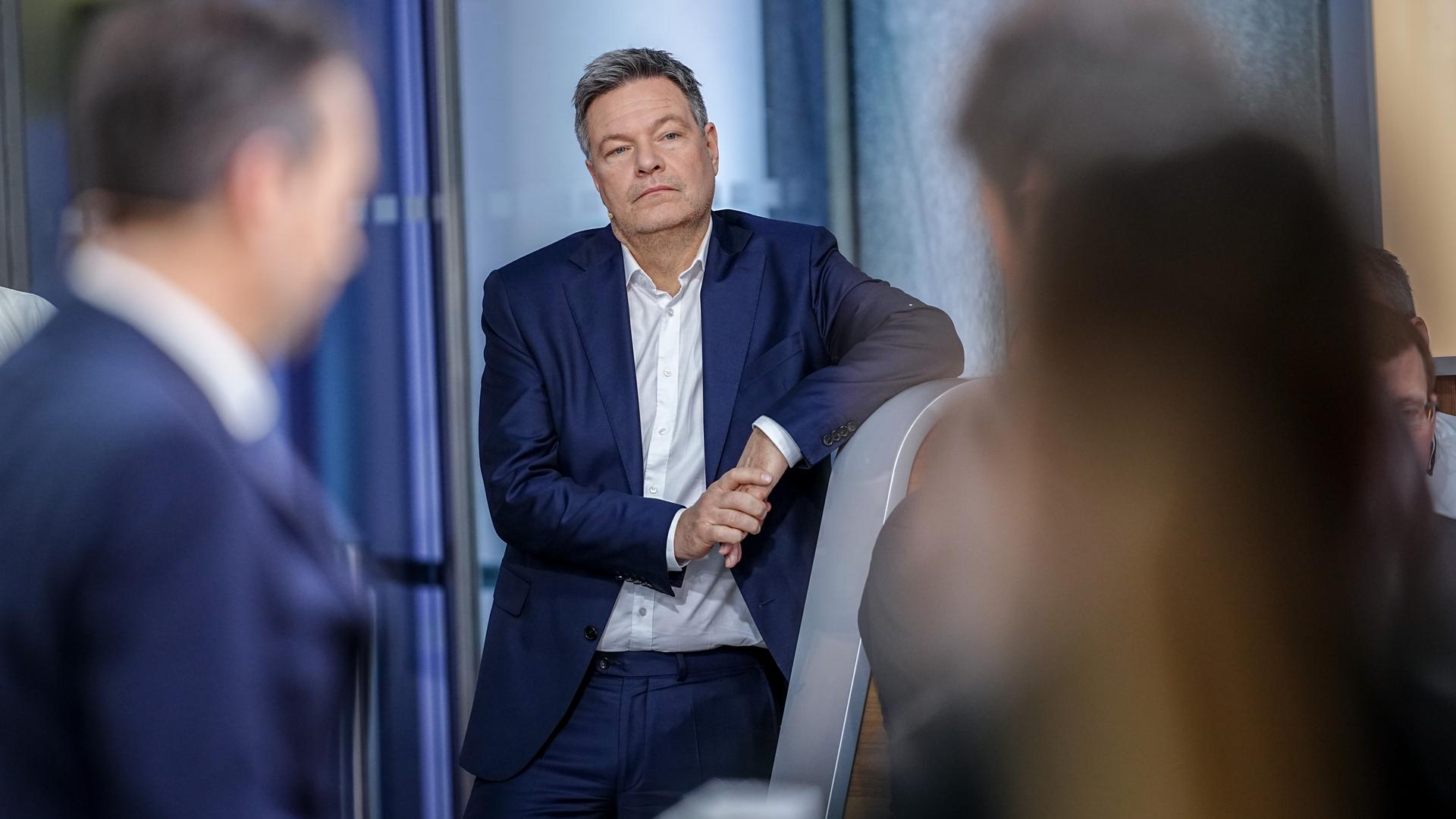 Robert Habeck (Bündnis 90/Die Grünen), Bundesminister für Wirtschaft und Klimaschutz, wartet beim ZDF Morgenmagazin "moma vor der Wahl" auf seinen Auftritt. 