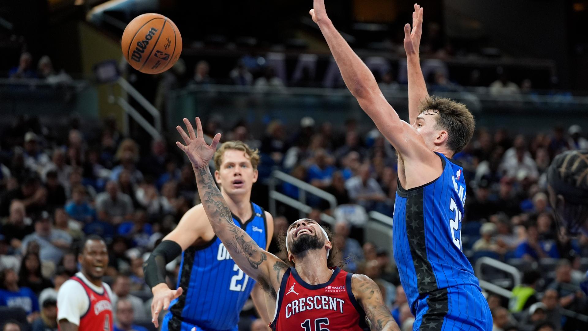 Jose Alvarado (New Orleans Pelicans) strauchelt, als er Moritz Wagner (links) und Franz Wagner werfen will.