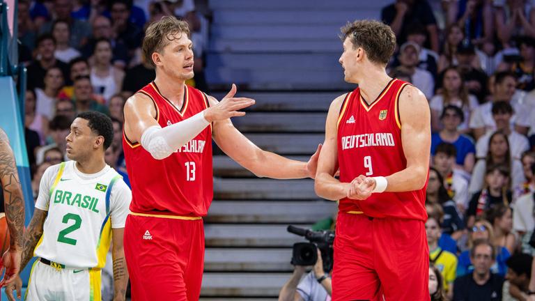 Olympische Spiele Paris 2024: Moritz Wagner (links) und sein Bruder Franz besprechen sich im Vorrundenspiel gegen Brasilien