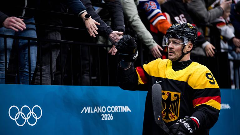 Moritz Müller klatscht vor dem Vorrundenspiel gegen die USA bei den Milano Cortina 2026 Olympics mit Fans ab.