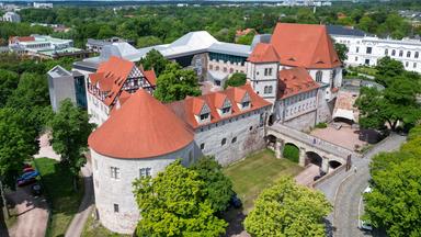  Das Kunstmuseum Moritzburg in Halle/Saale ist von außen zu sehen.