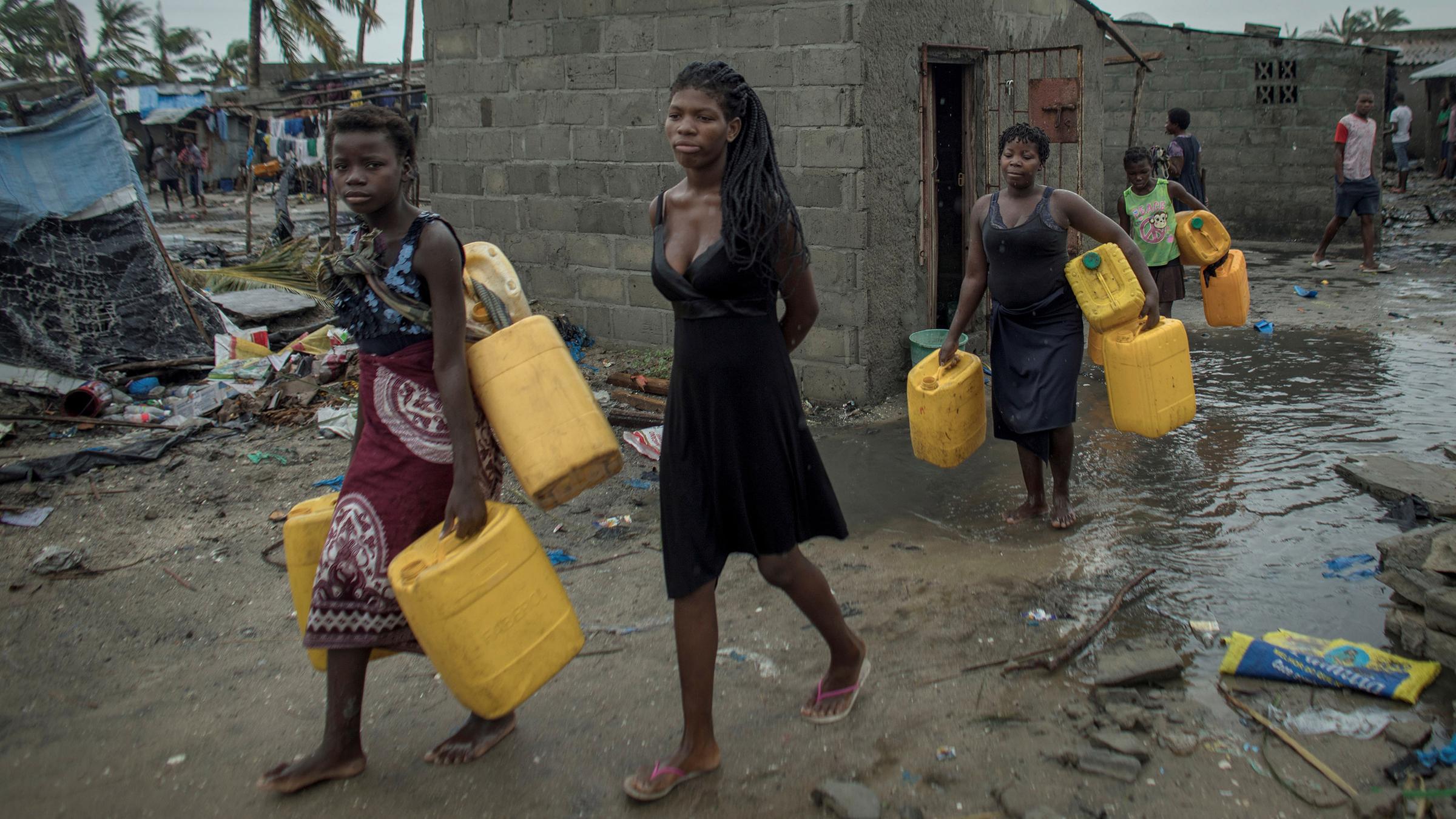 Bewohner kehren in ihre durch Wirbelsturm "Idai" zerstörte Häuser am 17.03.2019 in Mosambik zurücl