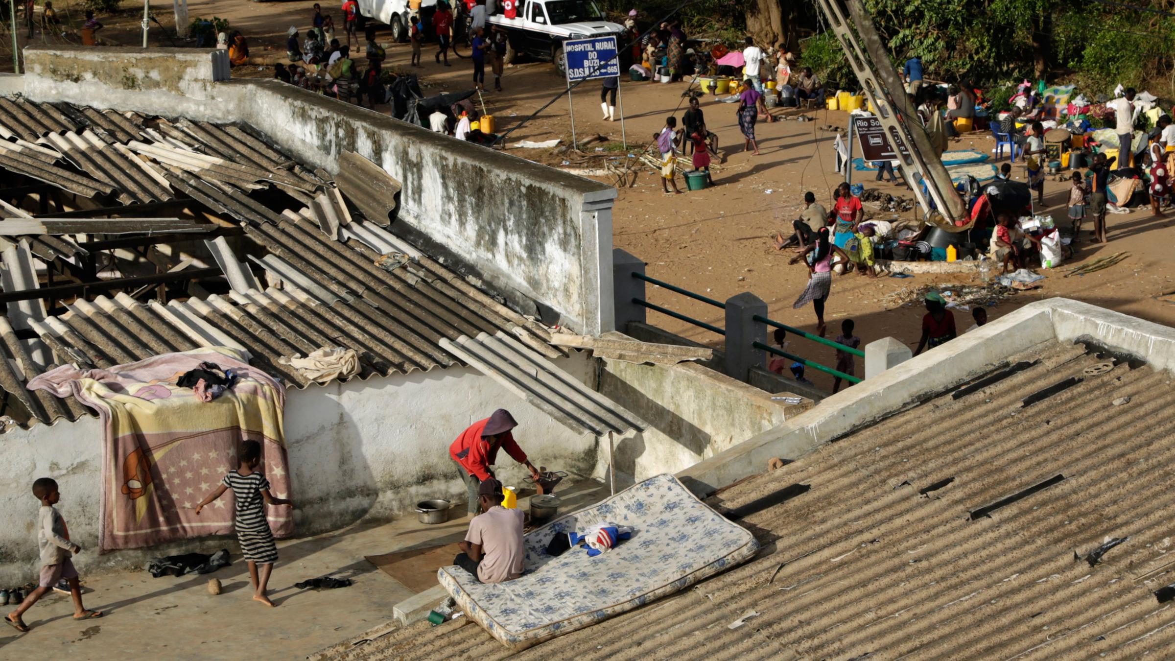 Obdachlos gewordene Familien nächtigen auf Häuserdächern am 23.03.2019 in Mosambik