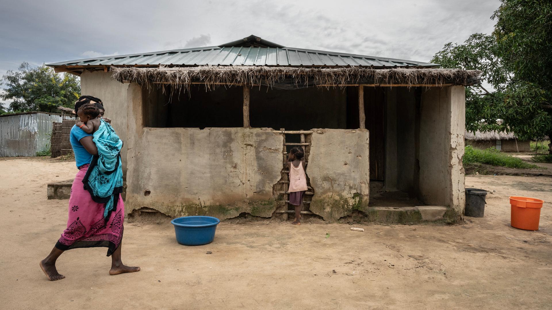 Eine Mutter mit ihren Töchtern in der Gemeinde Saul in der Region Metuge in der Provinz Cabo Delgado in Mosambik