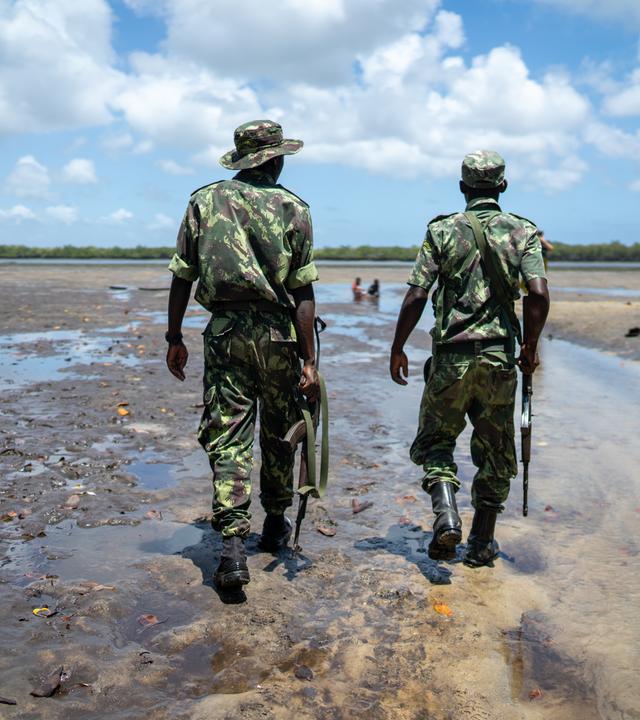 Eine Gruppe von Militärangehörigen in Mocimboa da Praia in der Region Cabo Delgado 