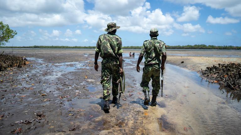Eine Gruppe von Militärangehörigen in Mocimboa da Praia in der Region Cabo Delgado 