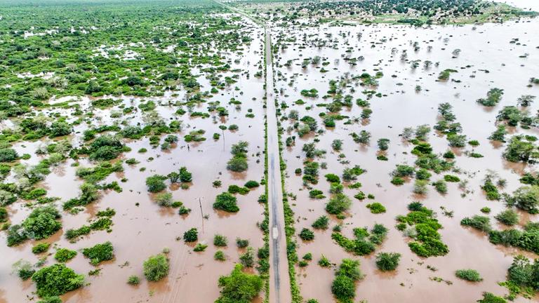 17.01.2026, Mosambik, Provinz Gaza: Hochwasser bedeckt die Straße Chibuto-Chaimite. Seit Wochen sorgen außergewöhnlich starke Regenfälle im südlichen Afrika für schwere Überschwemmungen.