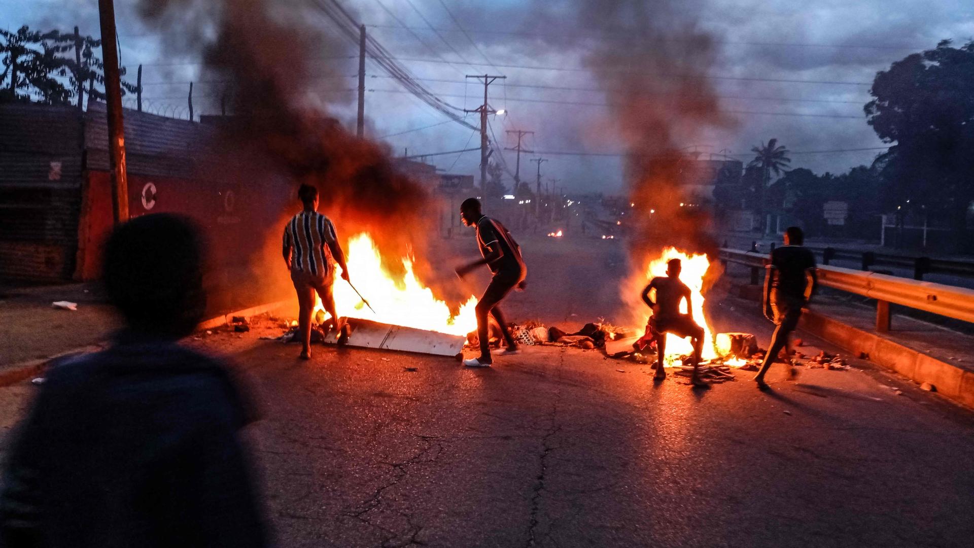 Barrikaden brennen bei Unruhen in Mosambiks Hauptstadt Maputo. 