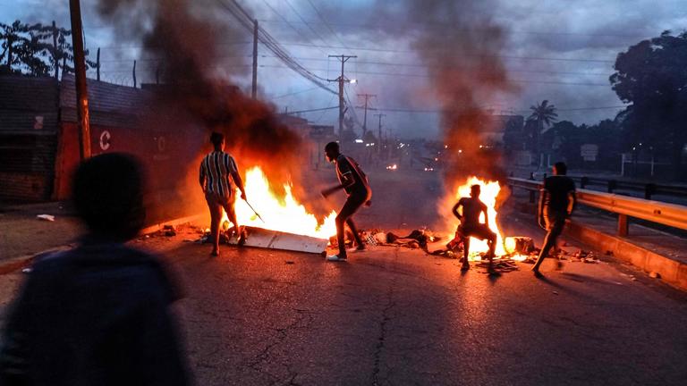 Barrikaden brennen bei Unruhen in Mosambiks Hauptstadt Maputo. 