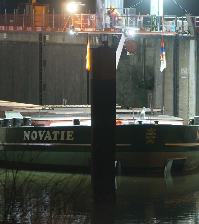  Der niederländische Frachter «Novatie» verlässt nach einer Not-Schleusung die Schleuse Müden