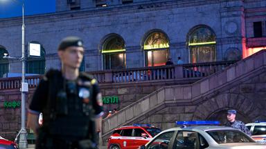 Sicherheitskräfte sind am Ort einer Explosion in Moskau, Russland, im Einsatz, an dem sich in einem Restaurant eine tödliche Explosion ereignet hat.
