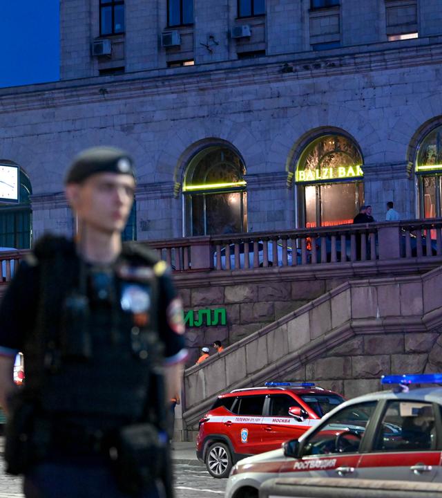 Sicherheitskräfte sind am Ort einer Explosion in Moskau, Russland, im Einsatz, an dem sich in einem Restaurant eine tödliche Explosion ereignet hat.